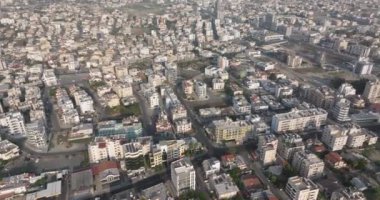 Kıbrıs Rum Kesimi 'nin Larnaka kentinin havadan görünüşü. Şehrin caddeleri ve evleri birbirine paralel olan şehir manzarası. Yüksek kalite 4k görüntü