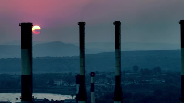 日没時の熱発電所の空中観測 電力生産廃棄物によるスモッグとCo2大気汚染 高品質の4K映像 — ストック動画