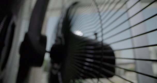 Airconditioningseenheid Actie Efficiënte Koeling Van Ruimte Tijdens Warme Zomerdagen Hoge — Stockvideo