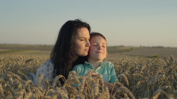Portret Van Een Moeder Haar Zoon Zittend Knuffelend Een Tarweveld — Stockvideo