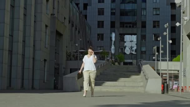 Corporate Lady Verlässt Den Geschäftskomplex Und Geht Nach Einem Produktiven — Stockvideo