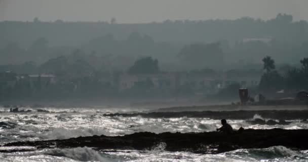 間違った光の中で波のシルエットのスローモーションビデオ ナイトシーケンス 高品質の4K映像 — ストック動画