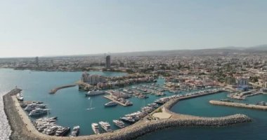 Kıbrıs Rum Kesimi 'nin Limasol kentinin hava manzarası. Akdeniz kıyısında tekneleri ve yatları olan bir liman. Yüksek kalite 4k görüntü