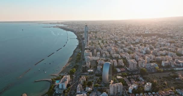 从空中俯瞰塞浦路斯西部利马索尔市的风景 建筑优美的住宅区 堤岸和大海鸟瞰全城 — 图库视频影像