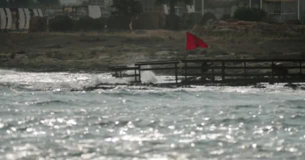 Κόκκινη Σημαία Στην Παραλία Κοντά Στη Θάλασσα Απειλή Καταιγίδας Και — Αρχείο Βίντεο