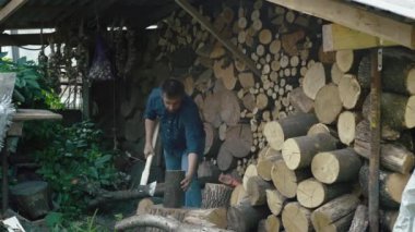 Kış Sıcaklığını Sürdüren: Çiftlik Evi Şöminesi için Odun Toplamaya Kararlı Adam. Yüksek kalite 4k görüntü