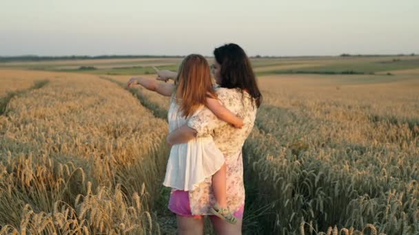 Nurturing Love Countryside Mother Daughter Embracing Natures Beauty Rustling Wheat — Vídeo de Stock