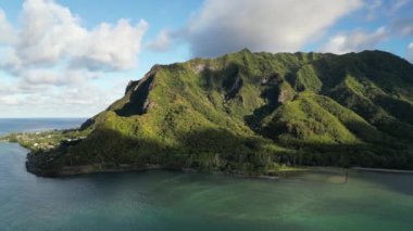 Birleşik Devletler 'in Hawaii Adaları' nın havadan görünüşü. Pasifik Okyanusu 'ndaki adaların inanılmaz güzel doğası tropikal ağaçlar ve dağ sırtlarıyla. Yüksek kalite 4k görüntü