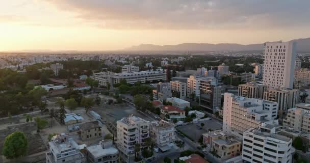 Lefkoşe Günbatımı Kıbrıs Başkentleri Bölgesi Uzun Binaların Hava Görünümü Yüksek — Stok video