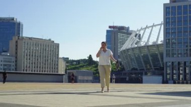 Profesyonel Bir Kadının Yaşamında Gün: Şirket Ayarlarında Yoğun Bir Çalışma Gününe Başlamadan Önce Bir fincan kahvenin tadını çıkarmanın Sabah rutini. Yüksek kalite 4k görüntü