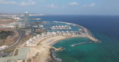 Kıbrıs Rum Kesimi 'nin Ayia Napa kentindeki Sarina' nın havadan görünüşü. Akdeniz kıyısındaki bir limanda güzel kaşıklar ve tekneler demirlemiştir. Yüksek kalite 4k görüntü