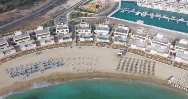 Kıbrıs Rum Kesimi 'nin Ayia Napa kentindeki yat limanının havadan görüntüsü. Lüks, Akdeniz 'deki kumlu plajlarda, otellerde ve tatil beldelerinde dinleniyor. Yüksek kalite 4k görüntü