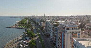 Kıbrıs Rum Kesimi 'nin Limasol kentinin hava manzarası. Rıhtım ve deniz kenarında sokaklar ve evler var. Güzel bir turist adası. Yüksek kalite 4k görüntü
