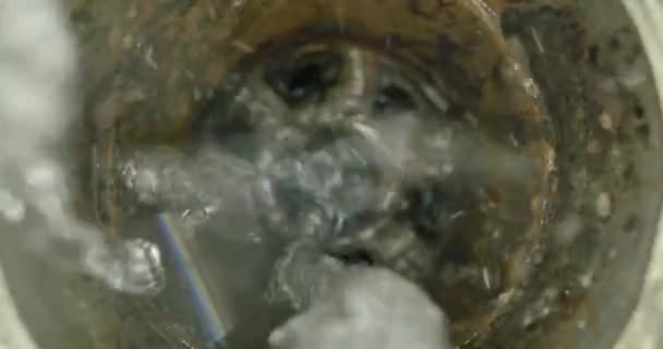 家庭用排水 下水に流れる洗浄樹脂の詳細なショット 高品質の4K映像 — ストック動画