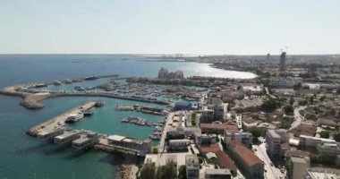 Kıbrıs Rum Kesimi 'nin Limasol kentinin hava manzarası. Akdeniz seti üzerinde turizm ve dinlenme amaçlı lüks yatları olan liman. Yüksek kalite 4k görüntü