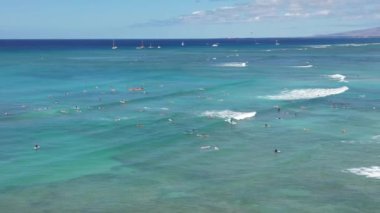 Okyanus Kıyısı Kaçışları: Pasifik Paradislerindeki USA Sörf Harikaları Hava Maceraları. Yüksek kalite 4k görüntü