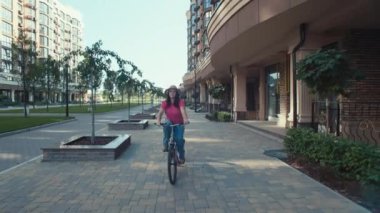 Şık Şehir Bisikleti: Çarpıcı Bir Kadın Gizli Taşları Keşfetti. Yüksek kalite 4k görüntü