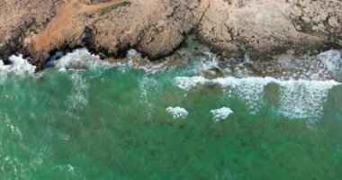 Sandy Serenity: Nissi Sahili 'nin havadan görünüşü, Kıbrıs, Ayia Napa, Akdeniz kıyısında. Yüksek kalite 4k görüntü