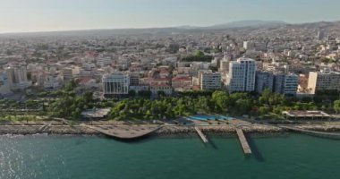 Göklerden Sokaklara: Kıbrıs 'ın Limasol kentinin Büyüleyici Hava Perspektifleri, Gökdelenler ve Resimli Kıyı Kıyıları. Yüksek kalite 4k görüntü