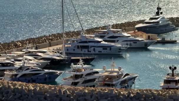 Yacht Lusso Azure Waters Veduta Aerea Limassols Pittoresco Marina Filmati — Video Stock