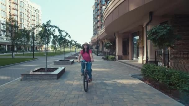 Elégant Vélo Urbain Une Femme Étonnante Découvre Les Trésors Cachés — Video