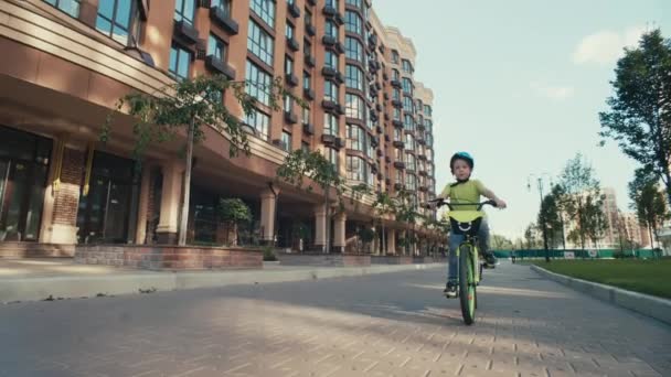 Zwiedzanie Miejskiego Krajobrazu Wesoły Chłopiec Ochronnym Biegu Jazda Rowerze Bezpiecznie — Wideo stockowe