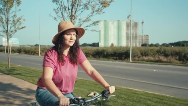 Abraçando Paisagem Urbana Uma Linda Expedição Bicicleta Espírita Mulheres Imagens — Vídeo de Stock