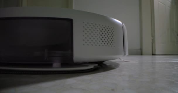 自動クリーニング 現代居間の環境のスマートな真空 高品質の4K映像 — ストック動画
