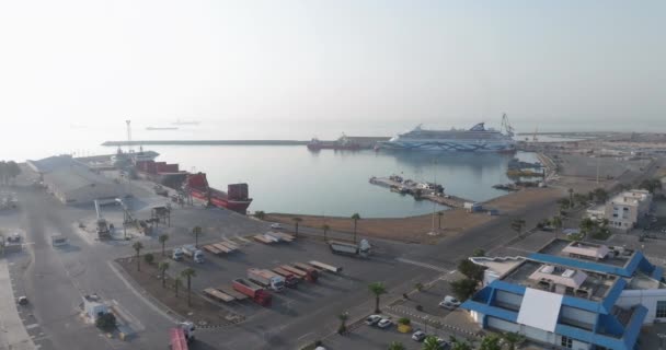 Flybilde Cruiseskip Fortøyd Havnen Larnaca Kypros Turistturer Med Skip Ved – stockvideo