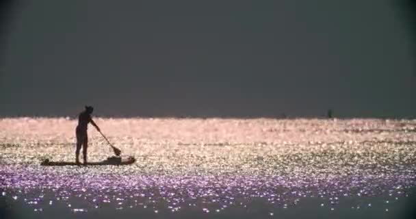 Přijímání Samoty Pádlování Obzoru Jeden Nekonečnou Krásou Moře Vysoce Kvalitní — Stock video