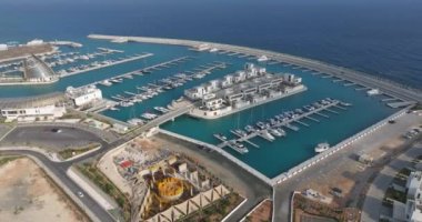 Ayia Napas Coastal Extravaganza: Kıbrıs Rum Kesimi 'nde Marina Havacılık, Lüks Oteller ve Sahil Kıyısı Mimarisi. Yüksek kalite 4k görüntü