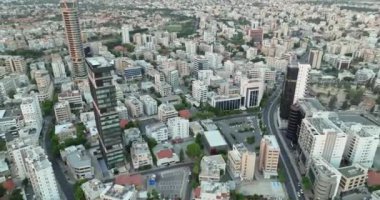Kıbrıs Rum Kesimi Başkenti Görkemi: Lefkoşe Modern İş Bölgesi Havadan Görünümü. Yüksek kalite 4k görüntü