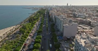 Kıbrıs Rum Kesimi 'nin Limasol kentinin hava manzarası. Adadaki evlerin, plajların ve tatil yerlerinin yakınlarındaki yol ve deniz setlerinin kentsel manzarası. Yüksek kalite 4k görüntü