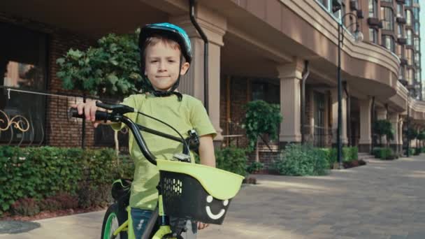 Happy Kid Capacete Proteção Explorando Cidade Aventura Bicicleta Imagens Alta — Vídeo de Stock