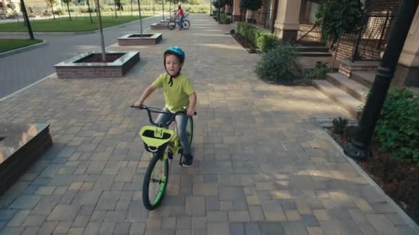 Childs Safety Comes First Smiling Boy Helmet Cycling Urban Scenery — Vídeos de Stock