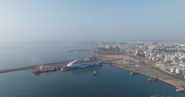Luftaufnahme Eines Kreuzfahrtschiffes Das Hafen Von Larnaka Zypern Festgemacht Hat — Stockvideo