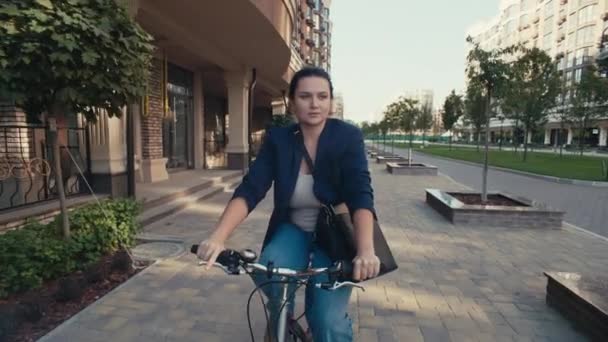 Sağlık Sürdürülebilirlik Öncelikleri Bustling Urban Environment Bir Kadını Günlük Bisiklet — Stok video