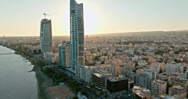 Kıbrıs Limasol Kentinde Altın Saat Akdeniz Bakan Günbatımında Havadan Şehir — Stok video