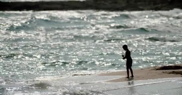Силуэт Ребенка Берегу Моря Волны Обрушиваются Песчаный Пляж Замедленном Видео — стоковое видео