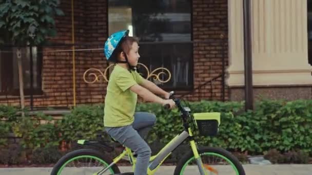 Міські Пригоди Щаслива Дитина Безпечно Їде Велосипеді Через Міські Вулиці — стокове відео