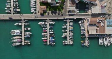 Yelkenli Stili: Enfes Limasol Marina ve Limanı 'nı gösteren Hava Görüntüleri. Yüksek kalite 4k görüntü
