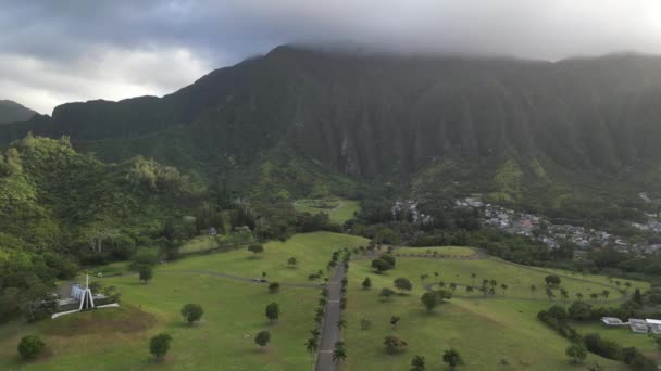 Skrzydła Nad Hawajami Ekspedycja Lotnicza Ujawniająca Wysokość Szczytów Sąsiadujące Rzeki — Wideo stockowe