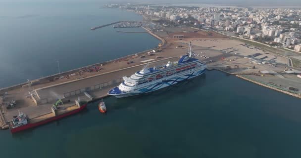 Luchtfoto Van Een Cruiseschip Afgemeerd Haven Toerisme Recreatie Reizen Zee — Stockvideo