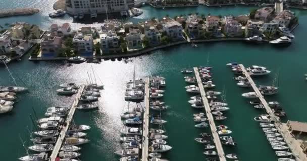 セイルボートとサンシャイン 地中海マリーナを賑わせるリマッソルズの空中ビュー 高品質の4K映像 — ストック動画