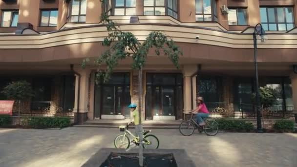 도시를 정글에서 자전거 모험에 엄마와 엠바크 고품질 — 비디오