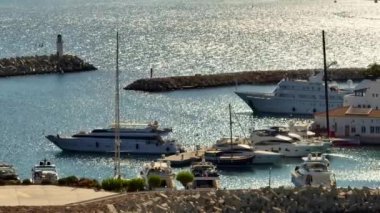 Kıbrıs Rum Kesimi, Limasol Marina 'nın havadan görünüşü. Akdeniz kıyısındaki Mitsa limanındaki iskeledeki gemi ve tekneler. Yüksek kalite 4k görüntü