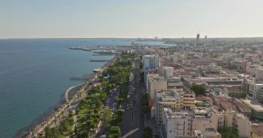 Yukarıdan Kıbrıs Rum Kesimi 'nin Limasol kentinin keşfi: Akdeniz Mücevherine Kuşbakışı Bakış. Yüksek kalite 4k görüntü
