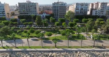 Kıbrıs 'ın Limasol kentindeki kıyı denizinin havadan görünüşü. Adadaki güzel mimari şehir manzarası. Yüksek kalite 4k görüntü