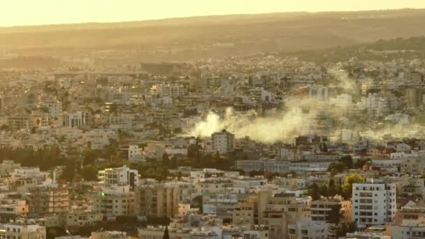 Vista Aérea Del Paisaje Urbano Dimasol Chipre Humo Sobre Ciudad — Vídeo de stock