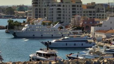 Aerial View: Limassols Glamorous Marina ve Lüks Yatlar, Kıbrıs Rum Kesimi. Yüksek kalite 4k görüntü